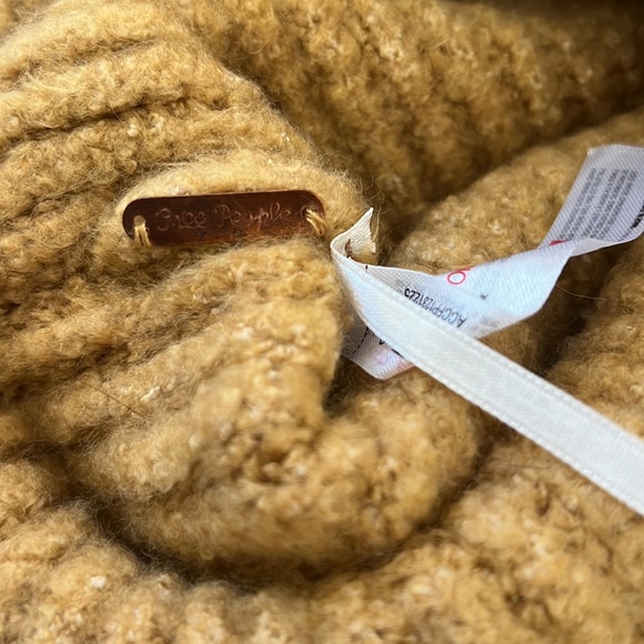 Free People • Gold Winnie Waffle Cuff Beanie - Picture 3 of 5